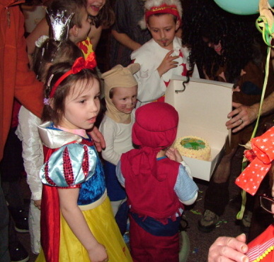 Vytezne masky.jpg - Dětský karneval na České chalupě v Rudolfově. Nebyla jen první cena.